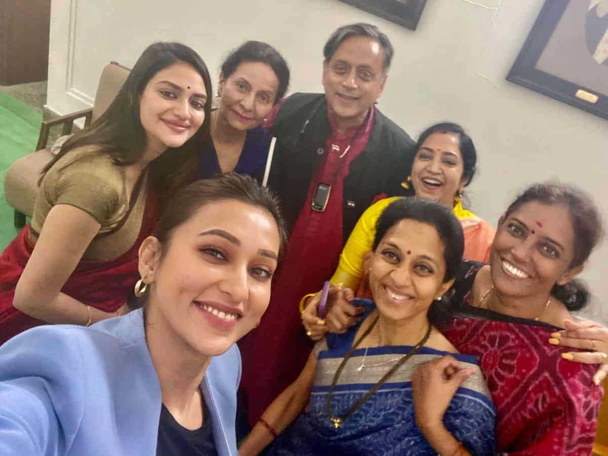 Tharoor apologises after Twitter backlash on selfie with women MPs