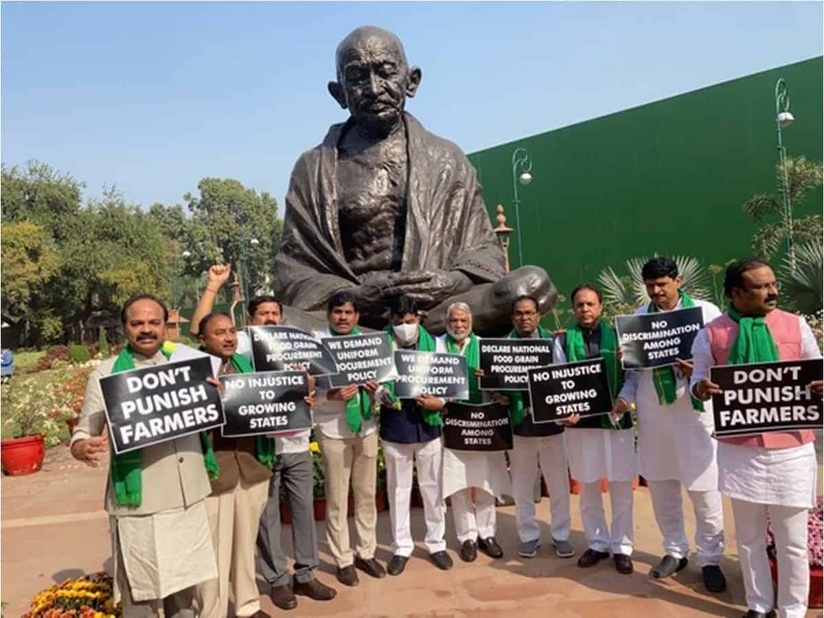 TRS MPs hold protest, demand uniform procurement policy