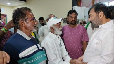 MLA Sridhar Reddy meets up with agitating Amaravati farmers (twitter)