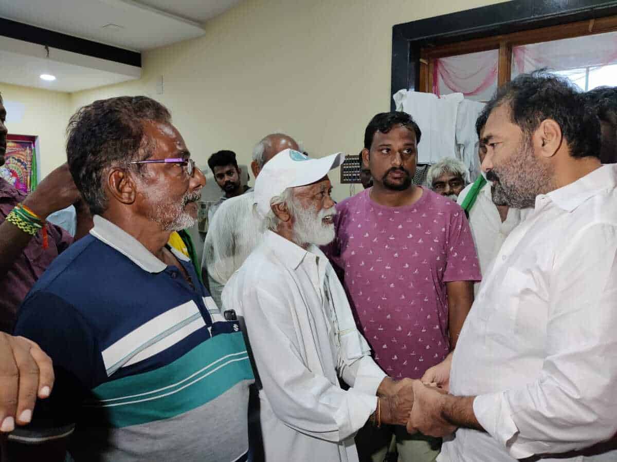 MLA Sridhar Reddy meets up with agitating Amaravati farmers (twitter)