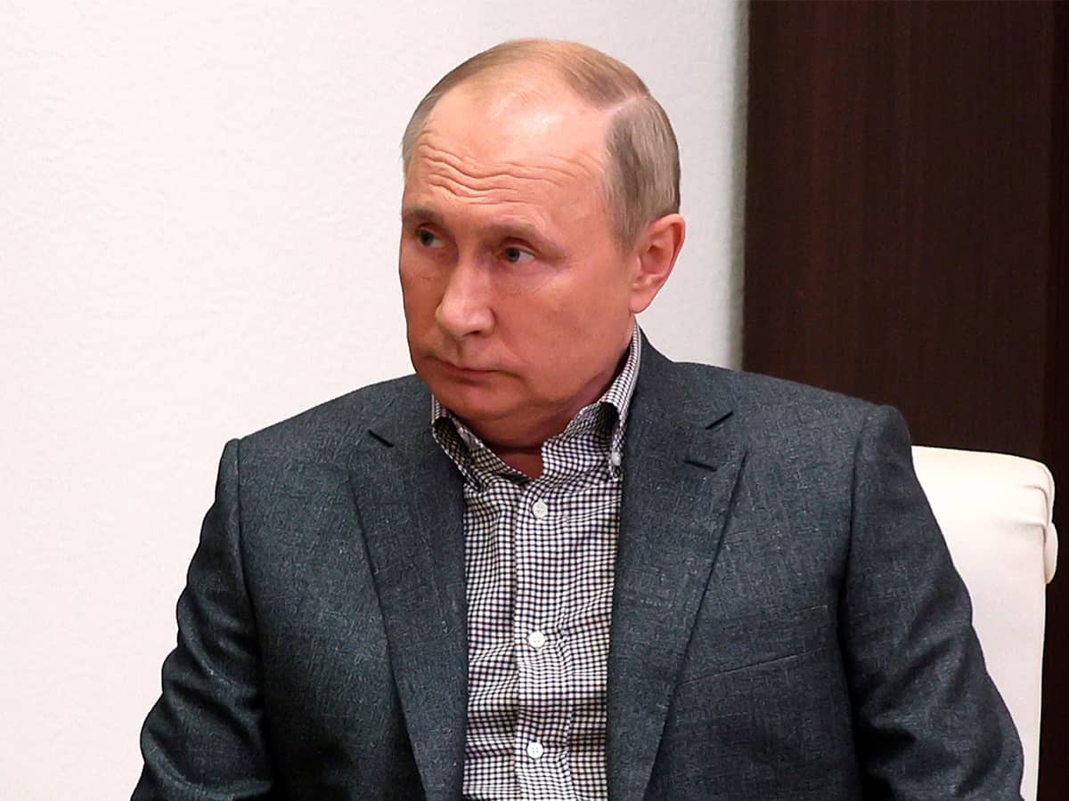 Putin tests experimental nasal vaccine against COVID-19