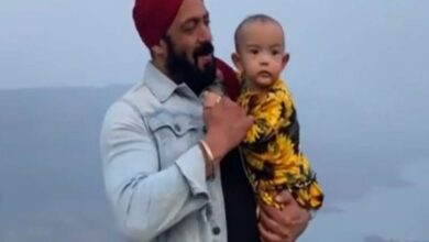 Salman Khan feeds monkeys with niece Ayat - Viral video