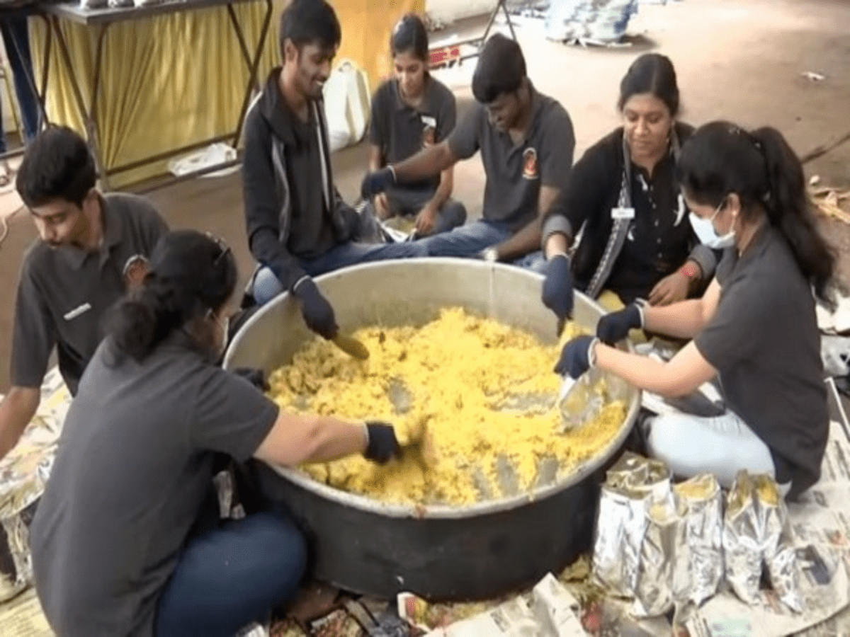 Hyderabad: CommLab serves cooked meals to poor people for 2 days