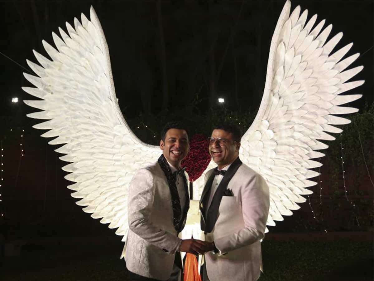 Indian gay couple wed despite uncertainty over gay marriage