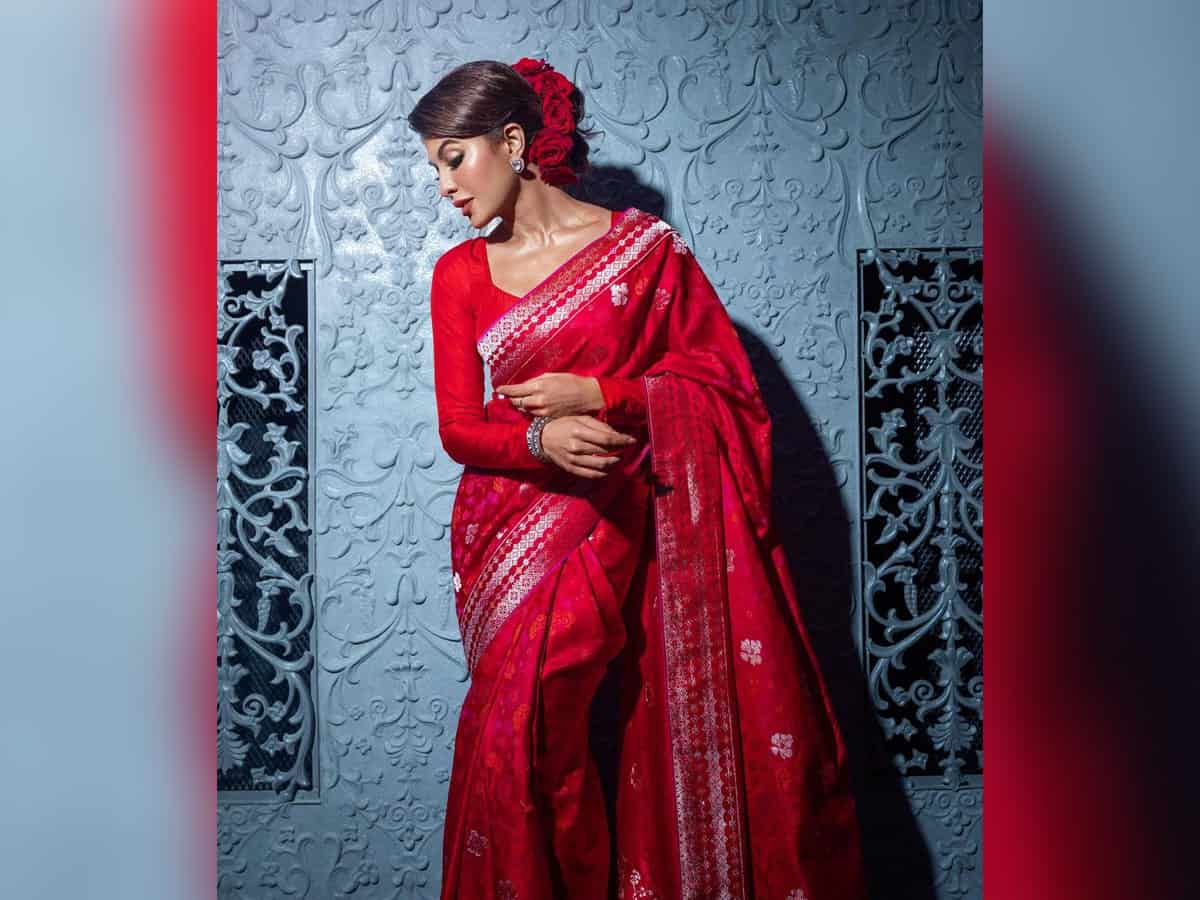 Jacqueline Fernandez briefly stopped at Mumbai airport