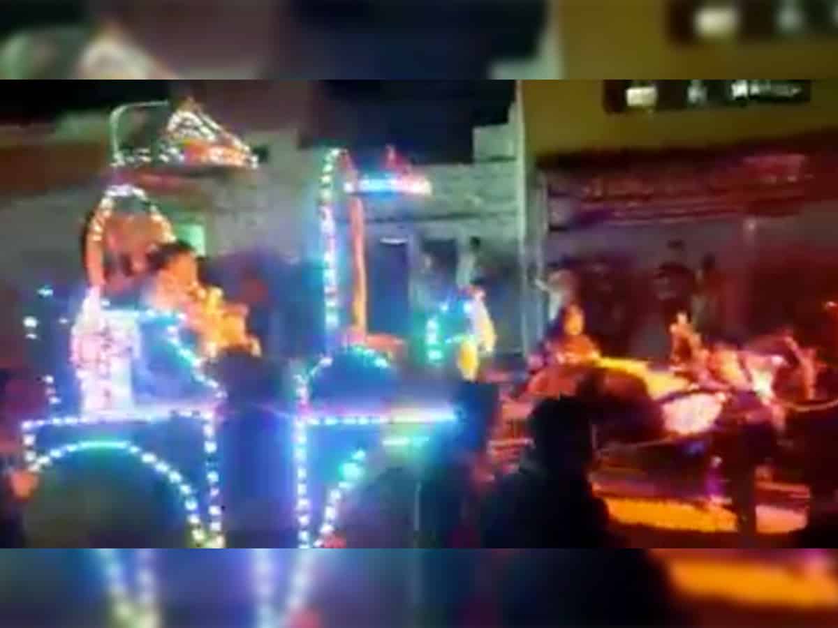 Tea seller in MP celebrates purchase of smartphone by taking out procession