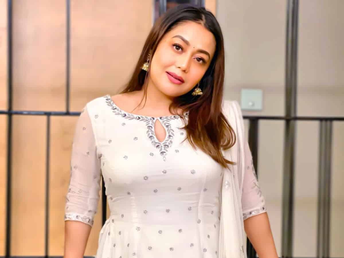 Neha Kakkar gets mobbed by beggars in Mumbai - Watch