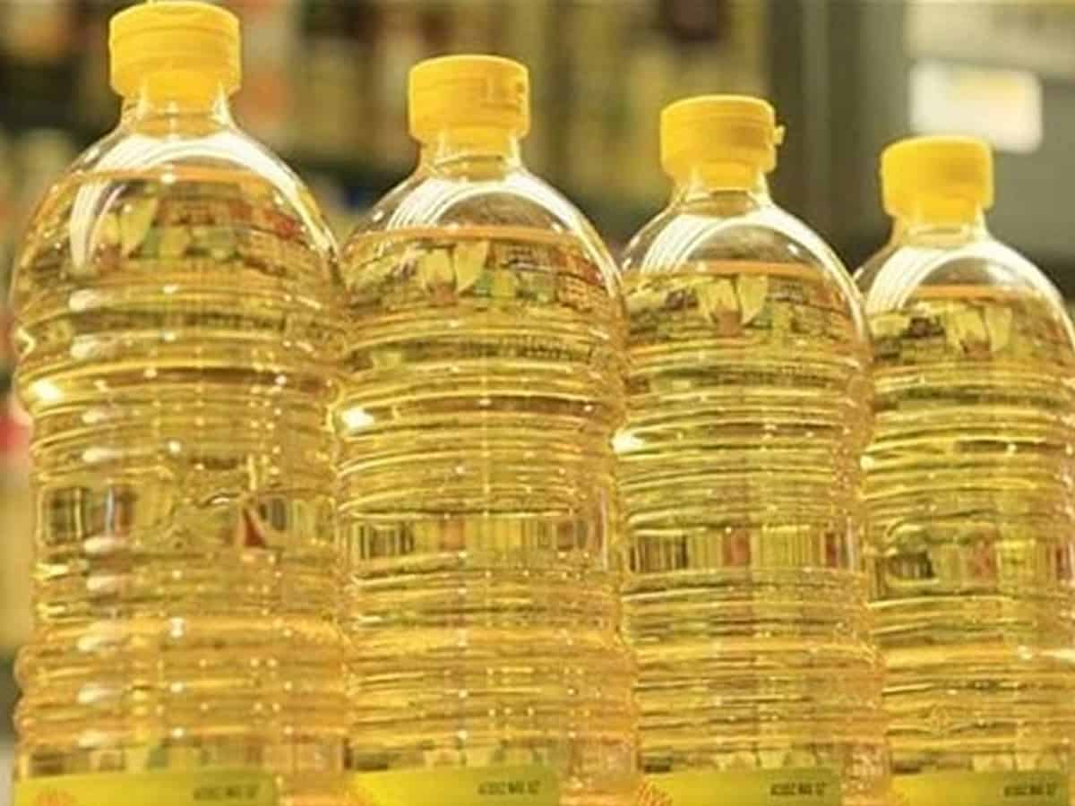 Govt cuts import duty on refined palm oil to 12.5 pc