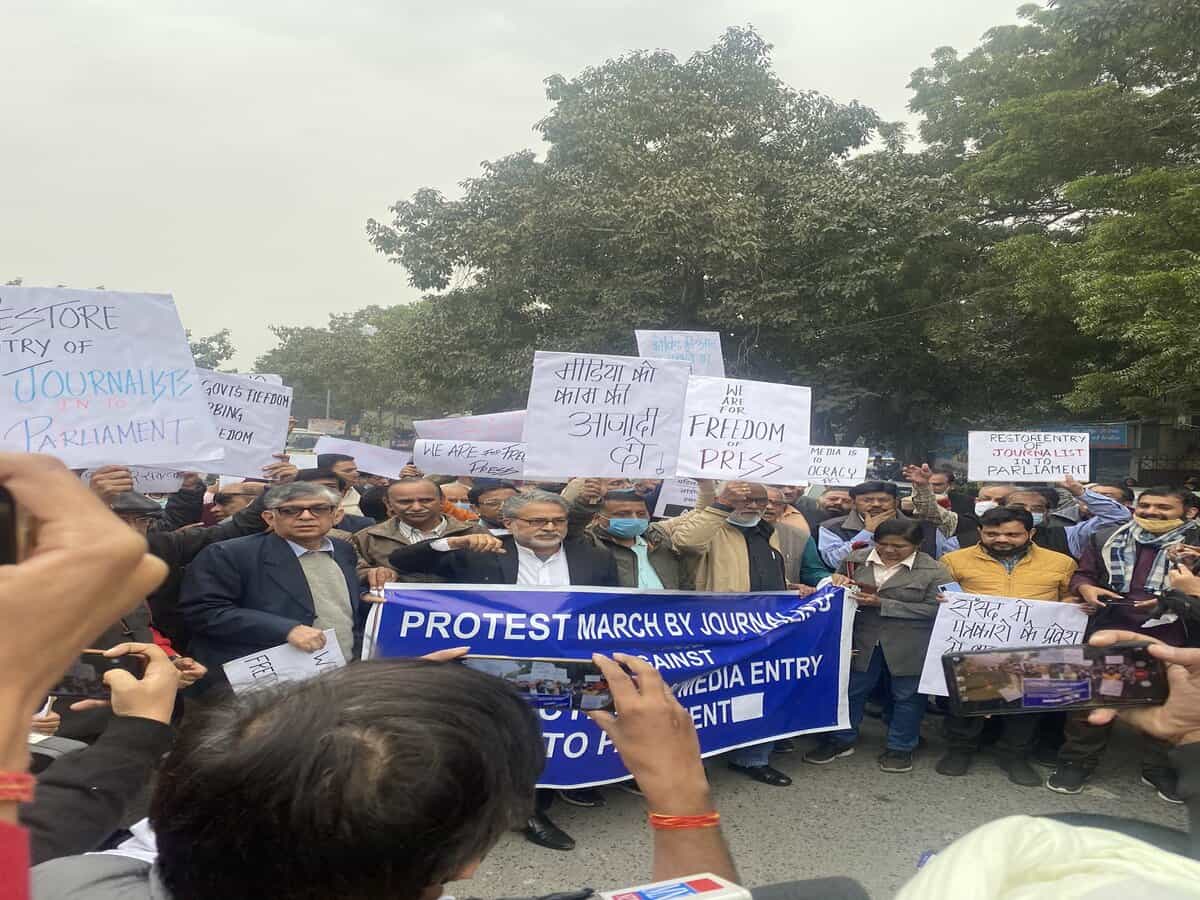 Journalists protest against entry restrictions in Parliament