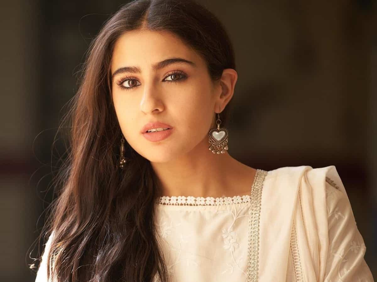 Sara Ali Khan travels in local train, video goes viral