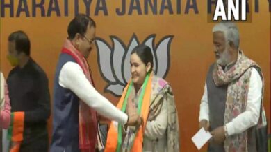 Mulayam Singh Yadav's daughter-in-law Aparna joins BJP