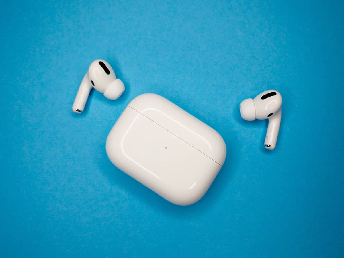 Apple starts rolling out new firmware version for AirPods 3