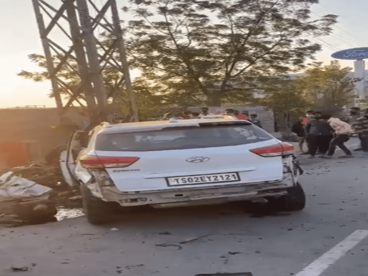 Four people killed when car hit roadside huts in Karimnagar