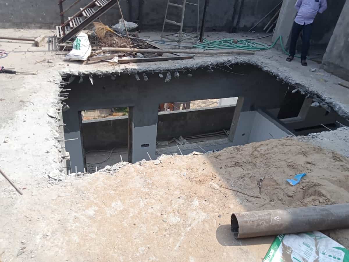 HMDA razes four illegal buildins in Ghatkesar
