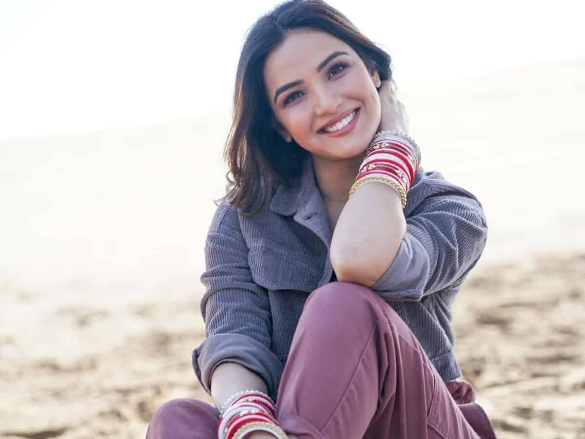 Jasmin Bhasin had secret marriage? Her latest photo leaves fans curious