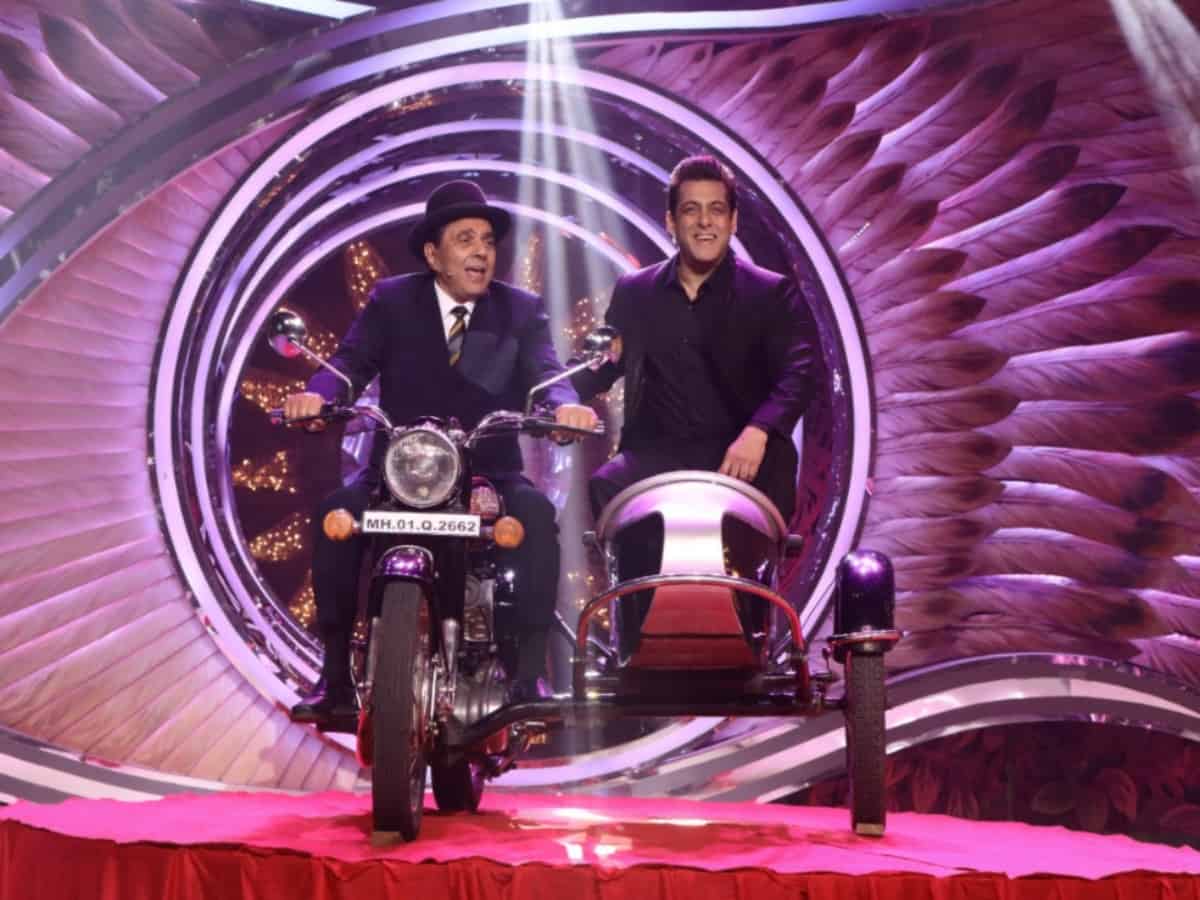 Salman, Dharmendra recreate iconic bike scene of 'Sholay'