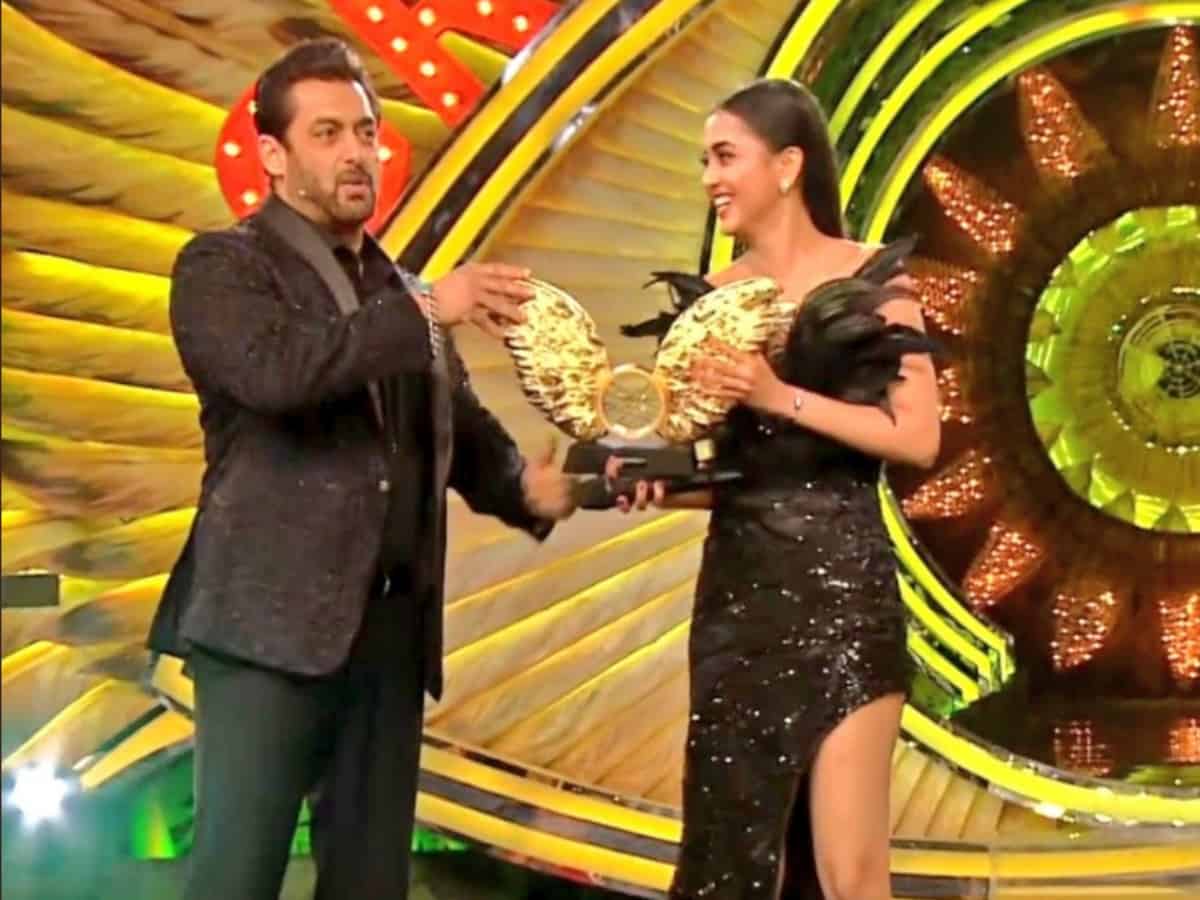 Tejasswi Prakash wins Bigg Boss 15, takes home trophy & Rs 40L