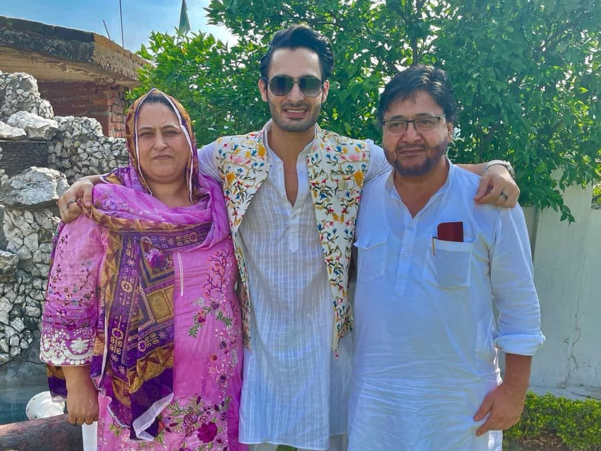 Happy Birthday Umar Riaz: See his home, family & other photos
