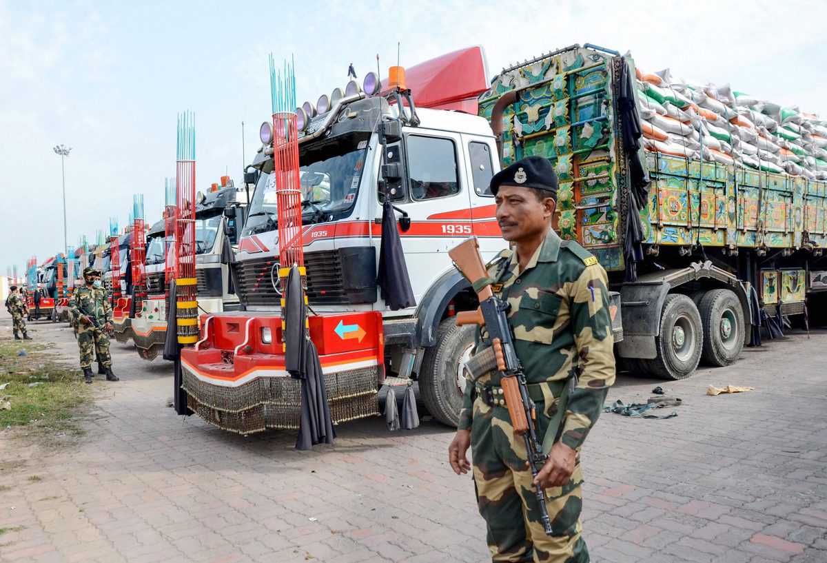 India sends humanitarian aid to Afghanistan