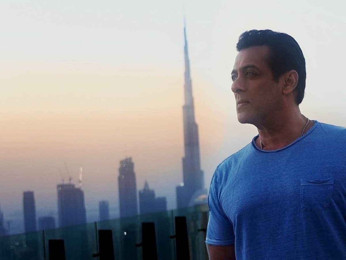 Trending Photo: Salman Khan poses infront of Burj Khalifa