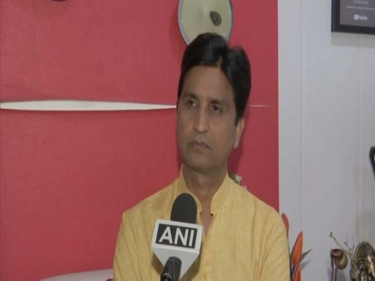 Kumar Vishwas apologises for his 'illiterate' remark on RSS