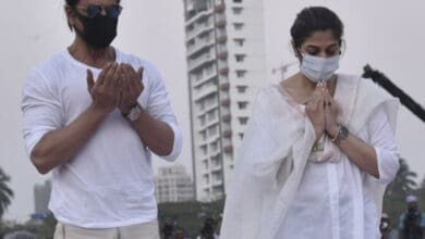 Here's how netizens are reacting to SRK raising his hands in dua at Lata Mangeshkar's funeral