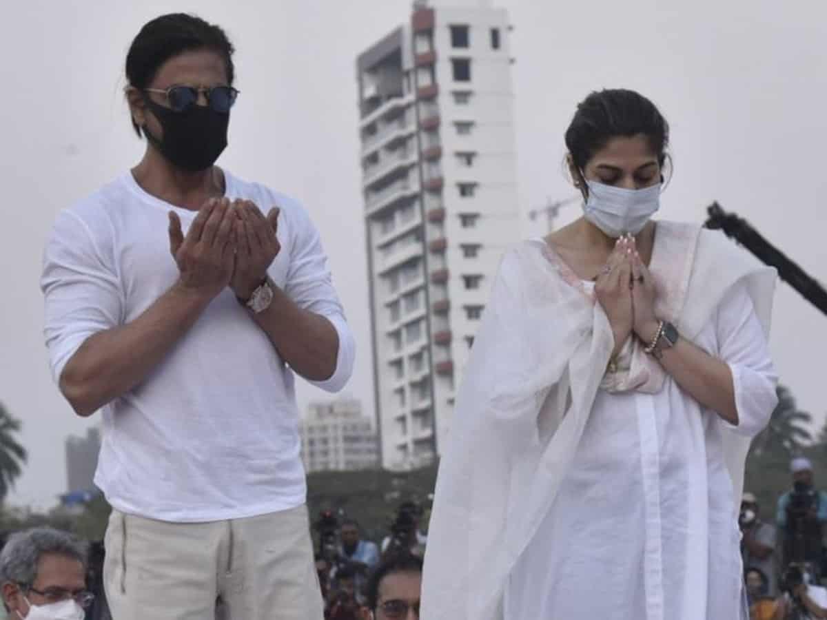 Here's how netizens are reacting to SRK raising his hands in dua at Lata Mangeshkar's funeral