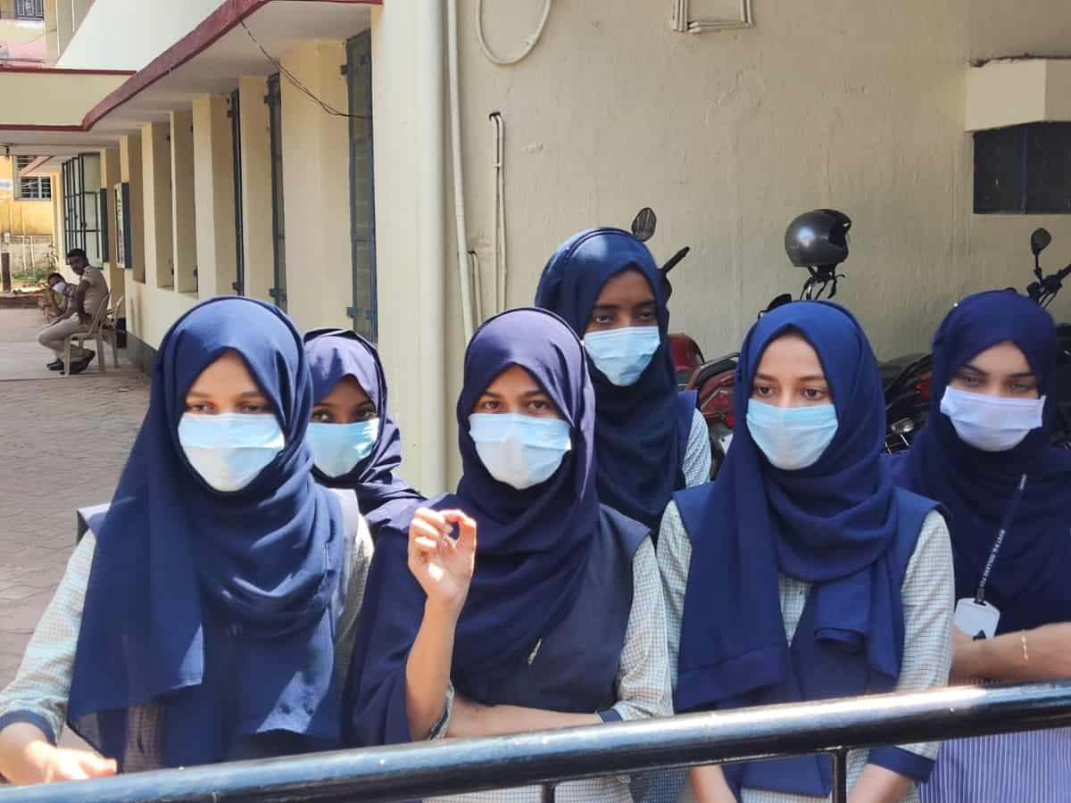 Hijab Row : Students refuse to remove headscarf in Shimoga