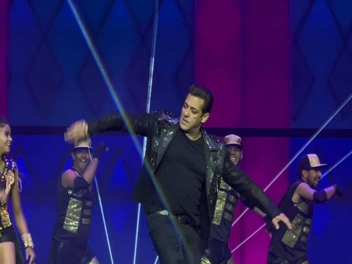 Salman Khan's fans breaks during his Dubai concert [Watch]