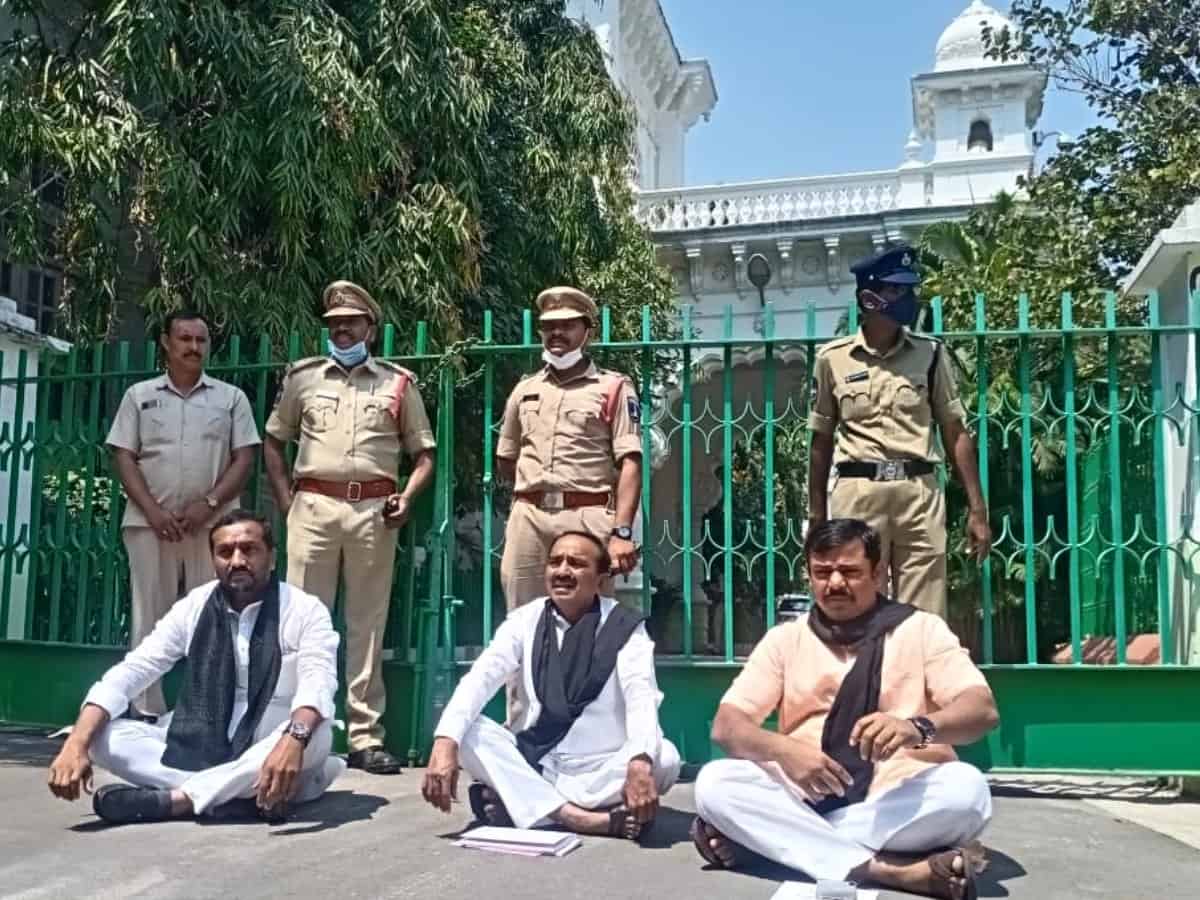 Telangana: Suspended BJP MLAs meet speaker Pocharam