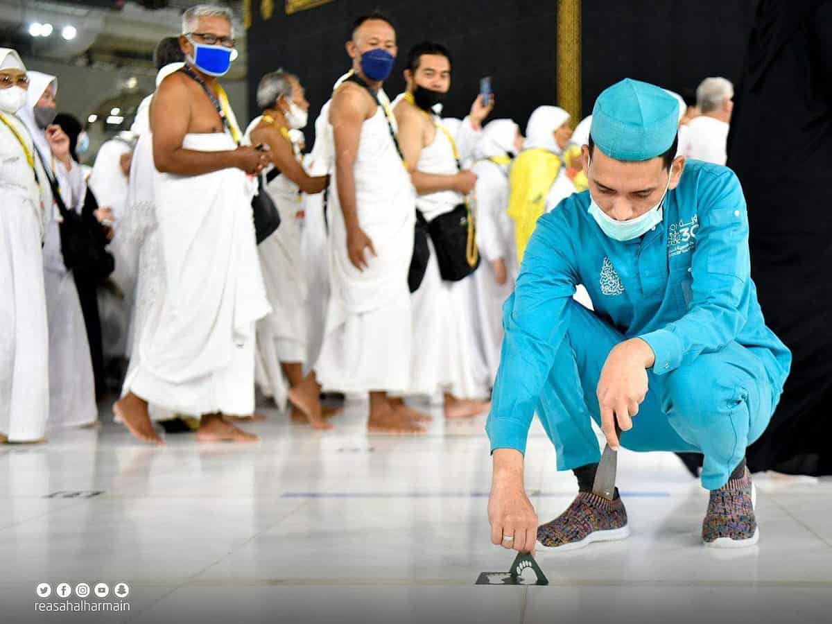 Social distancing stickers removed from all over Grand Mosque, Prophet’s Mosque