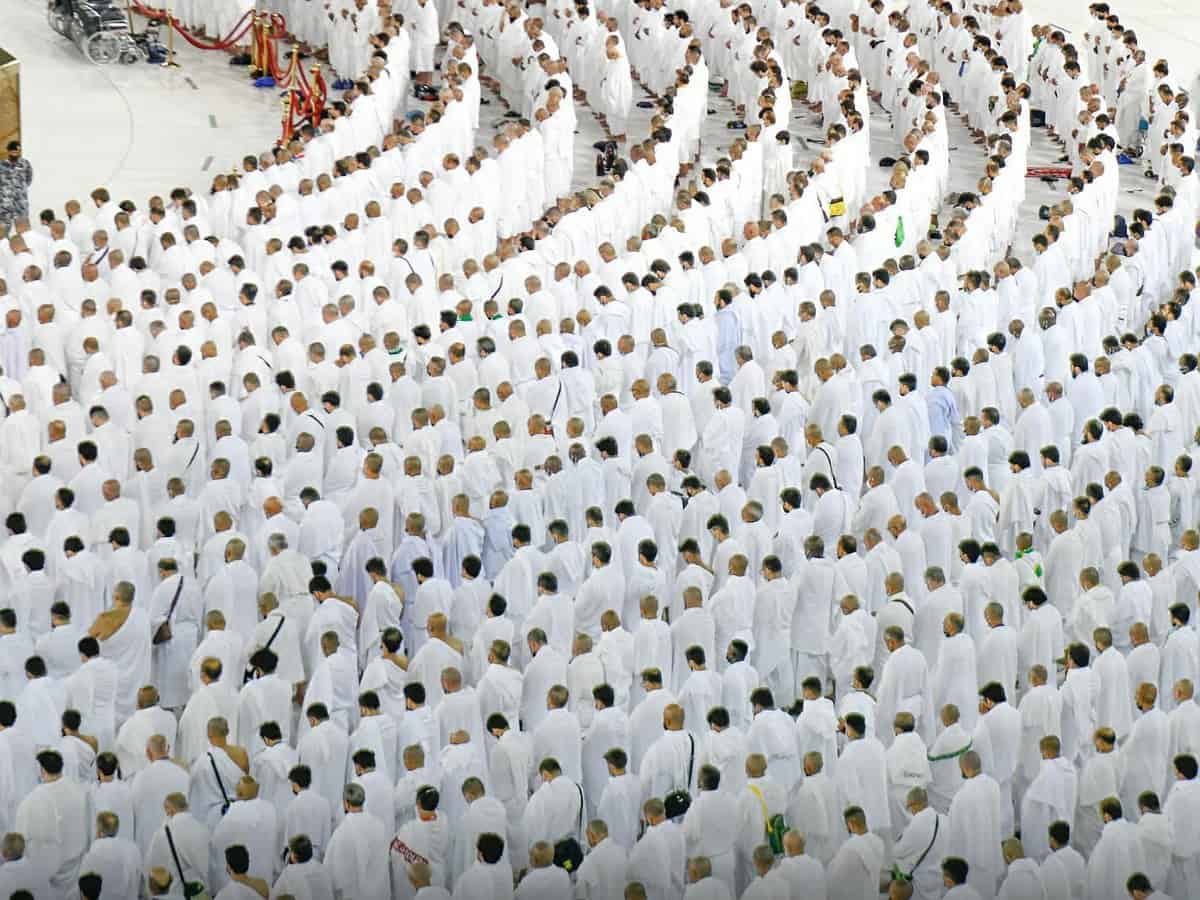 Scenes from the dawn prayer without distancing in Two Holy Mosques as COVID-19 curbs lifted