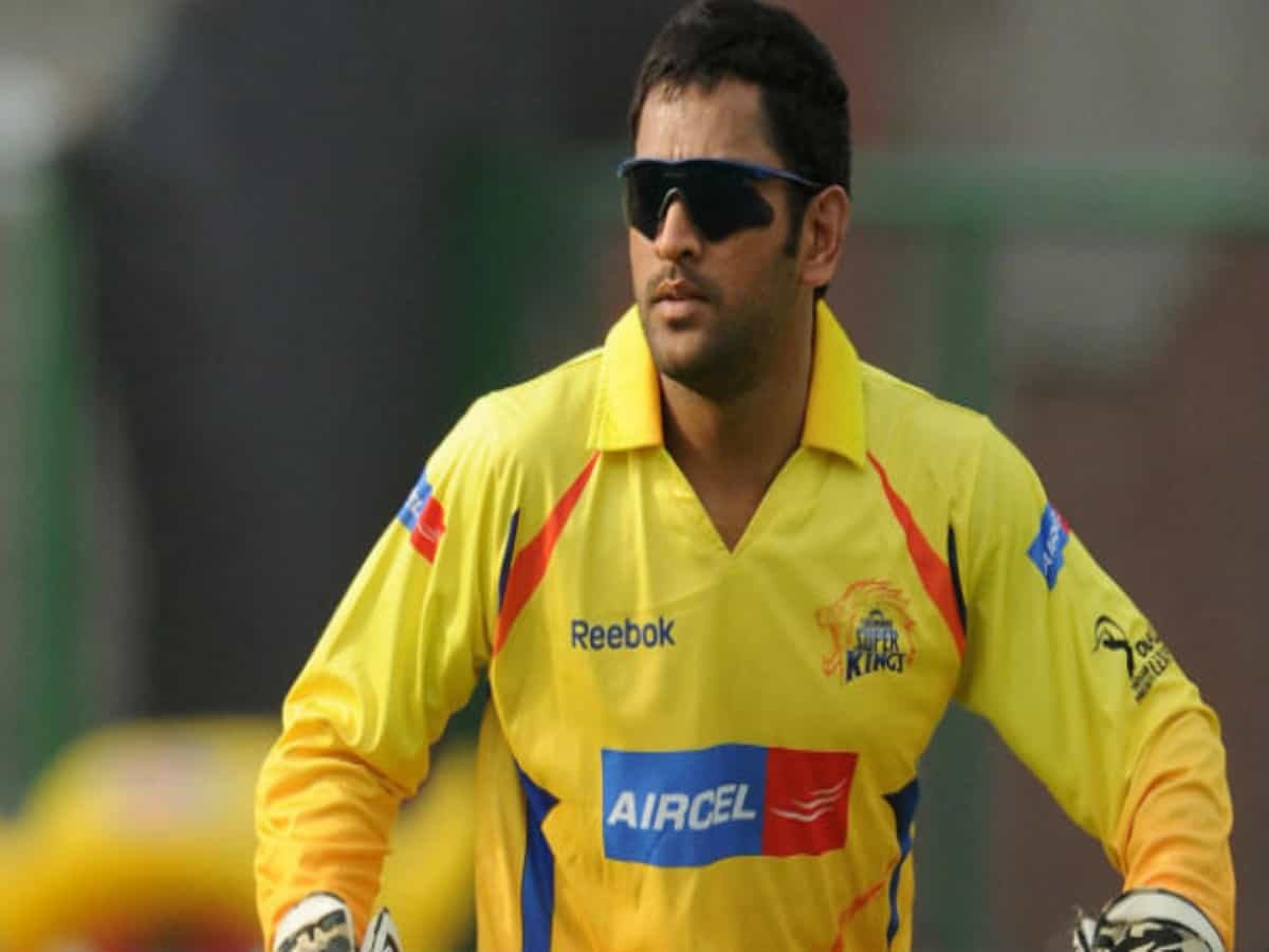 Dhoni hands over CSK captaincy to Jadeja ahead of IPL 2022