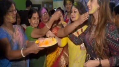 Sex workers in Kolkata's Sonagachi celebrate Holi after two years