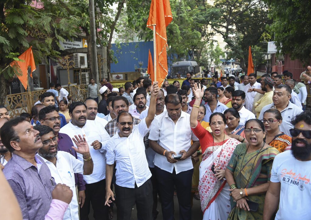 Shiv Sena members protest against Ravi Rana