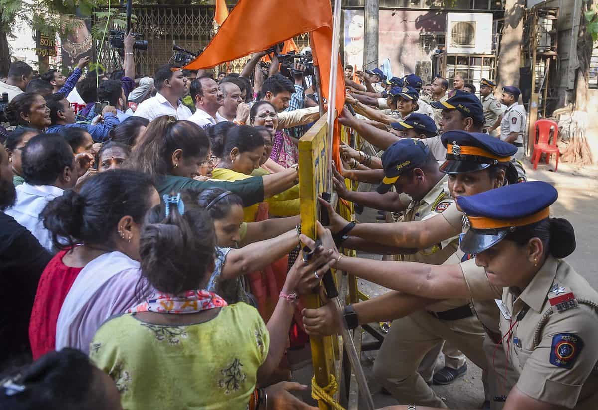 Shiv Sena members protest against Ravi Rana