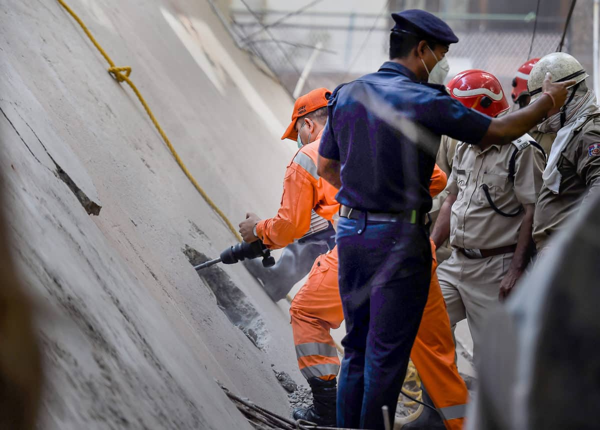 Building Collapse In Delhi S Satya Niketan Building Collapse In Delhi S Satya Niketan