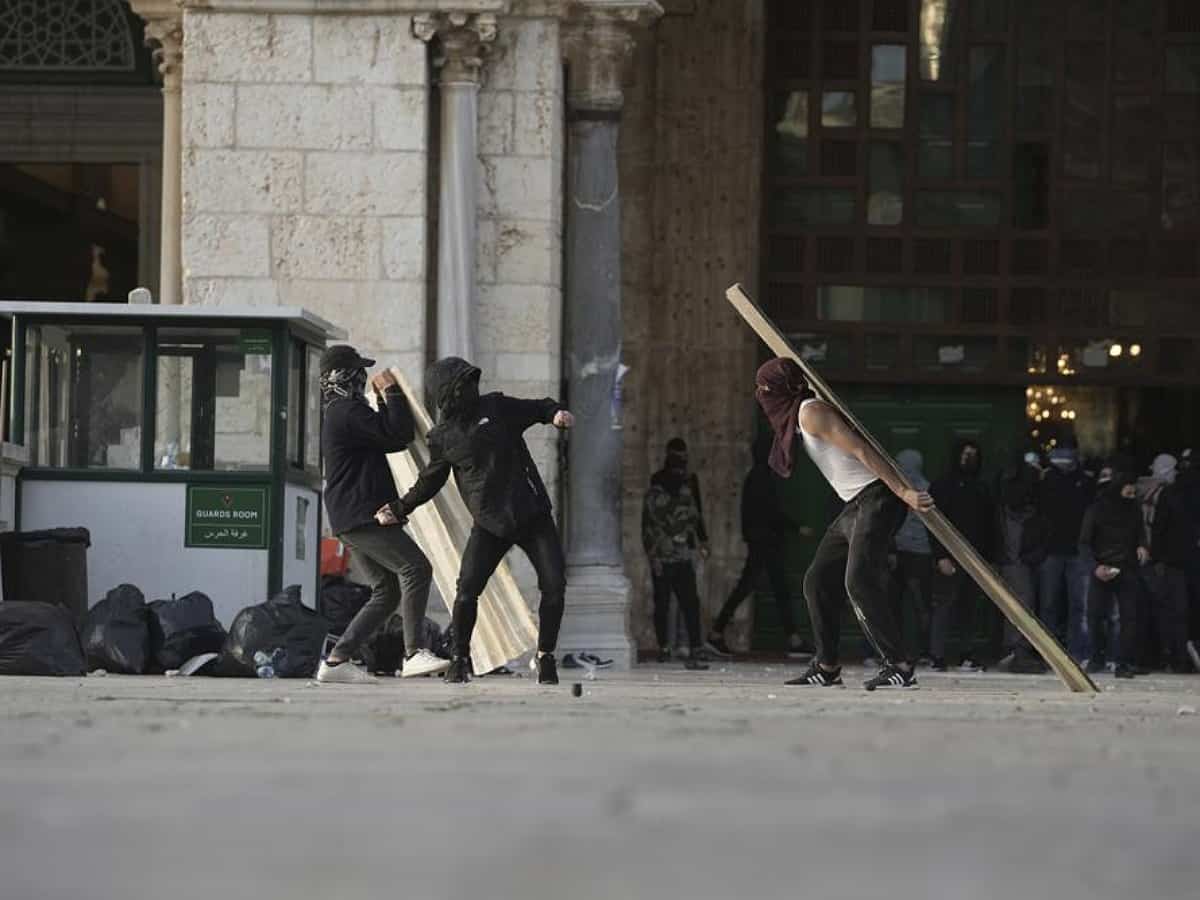 Fresh clashes between Israeli police, Palestinians at Al Aqsa Mosque