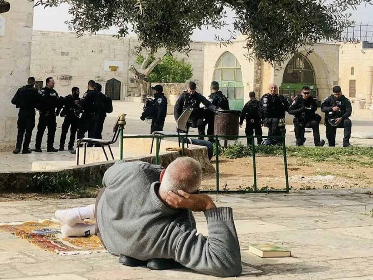 Palestinians #not_budging during Israeli raids at Al Aqsa Mosque, goes viral