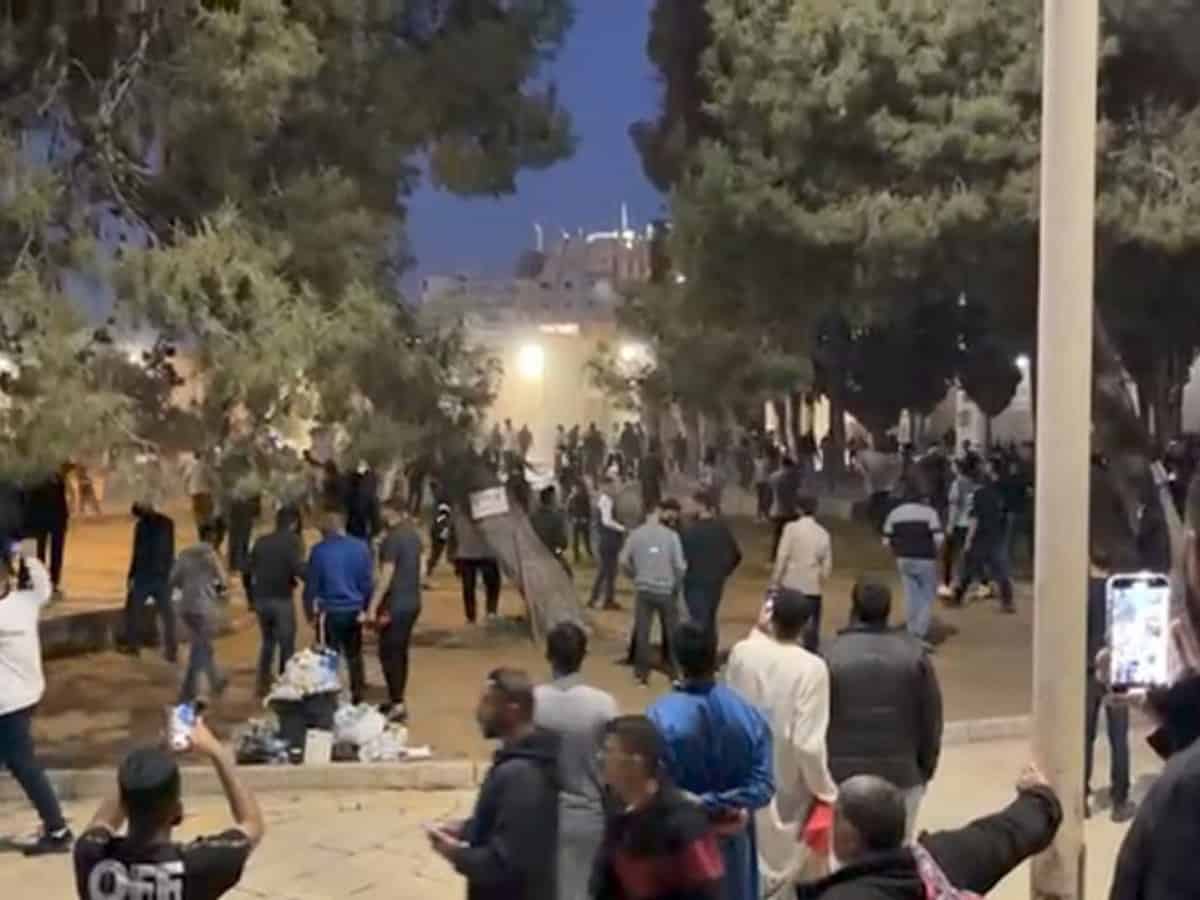 Israeli police clash with rock-throwers at major holy site