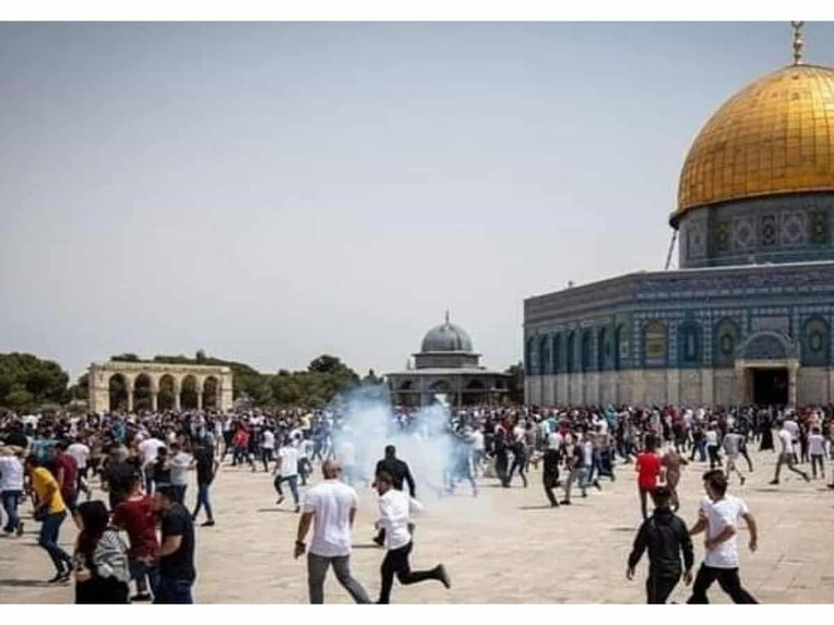 Video: Dozens injured as Israeli forces assault worshipers in Al-Aqsa Mosque