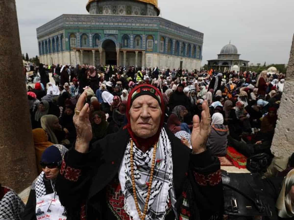 Amid tensions and restrictions, 160,000 Palestinians perform last Friday prayers  of Ramzan at Al-Aqsa