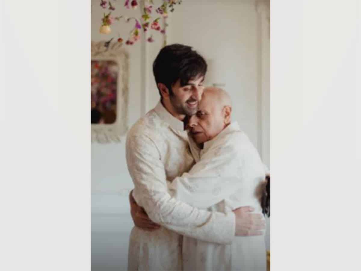 Mahesh Bhatt emotionally hugs Ranbir Kapoor, picture goes viral