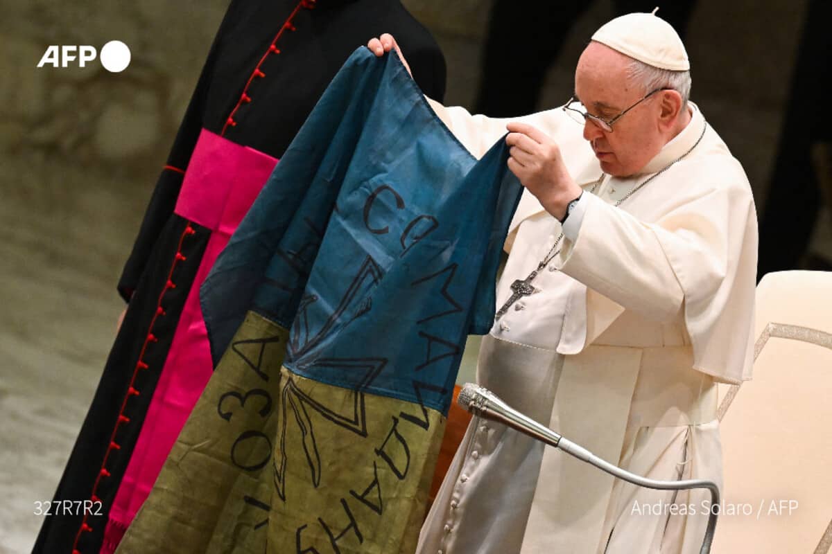 Pope Francis kisses Ukrainian flag from Bucha