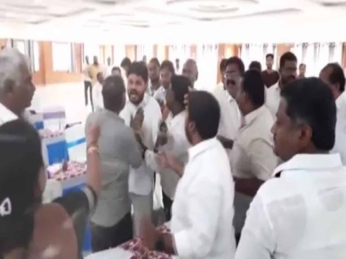 AP: Brawl erupts between YSRCP councillors in Kadapa