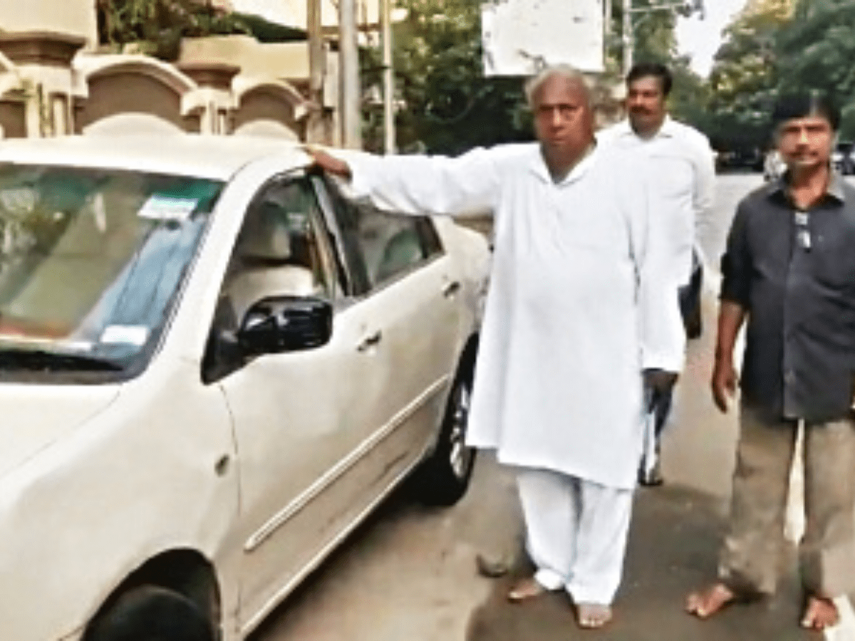 Stones pelted on house of senior Cong leader in Hyderabad