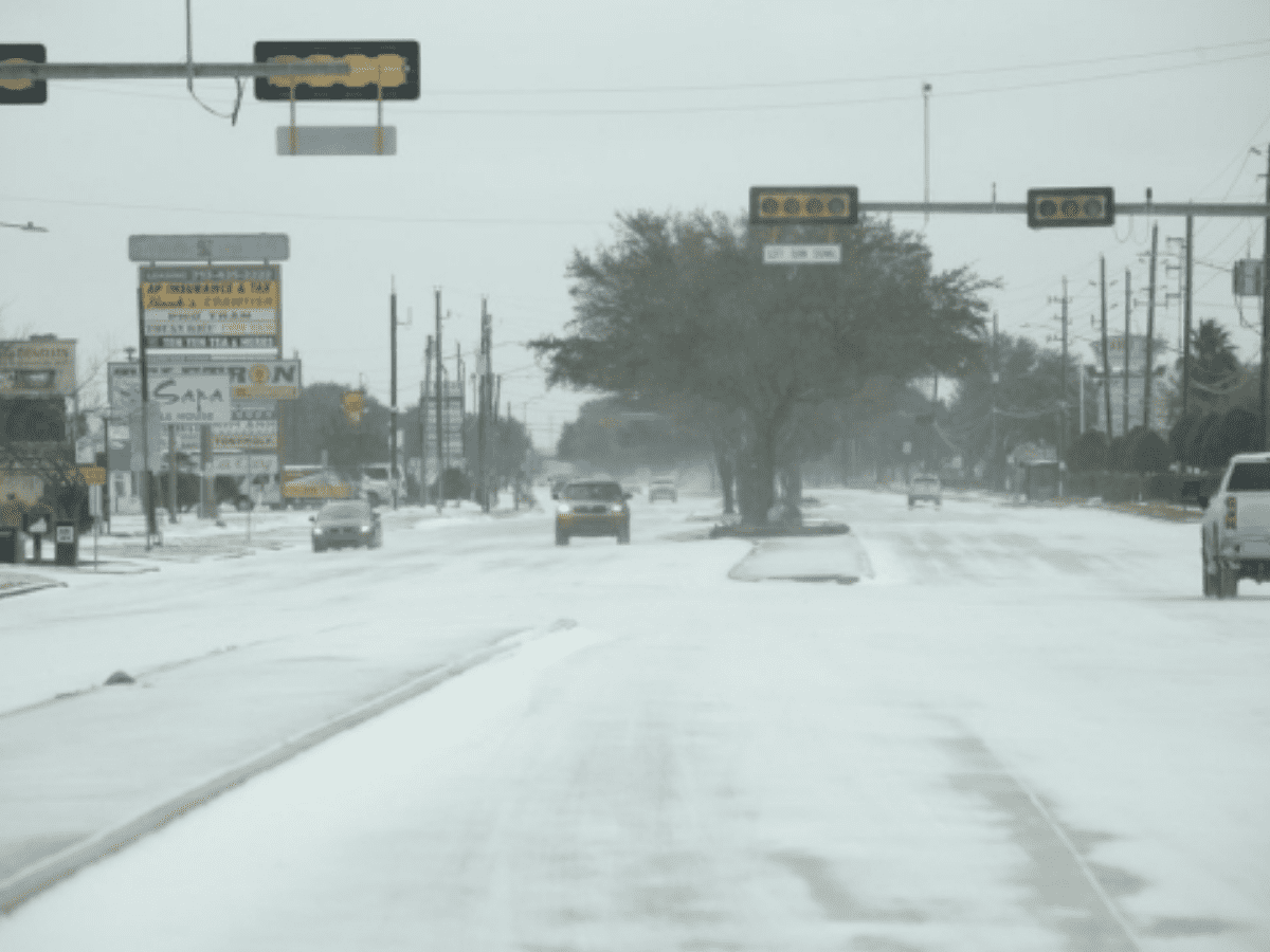 Massive outages reported as snowstorm hits US