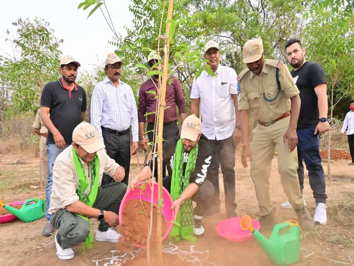 Kunal Kemmu participates in Green India Challenge at KBR Park