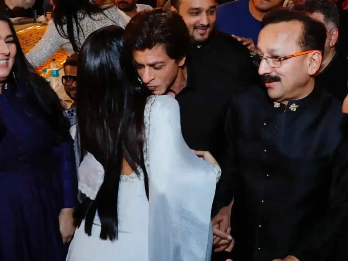 SRK comforts, hugs Shehnaaz Gill, video goes viral