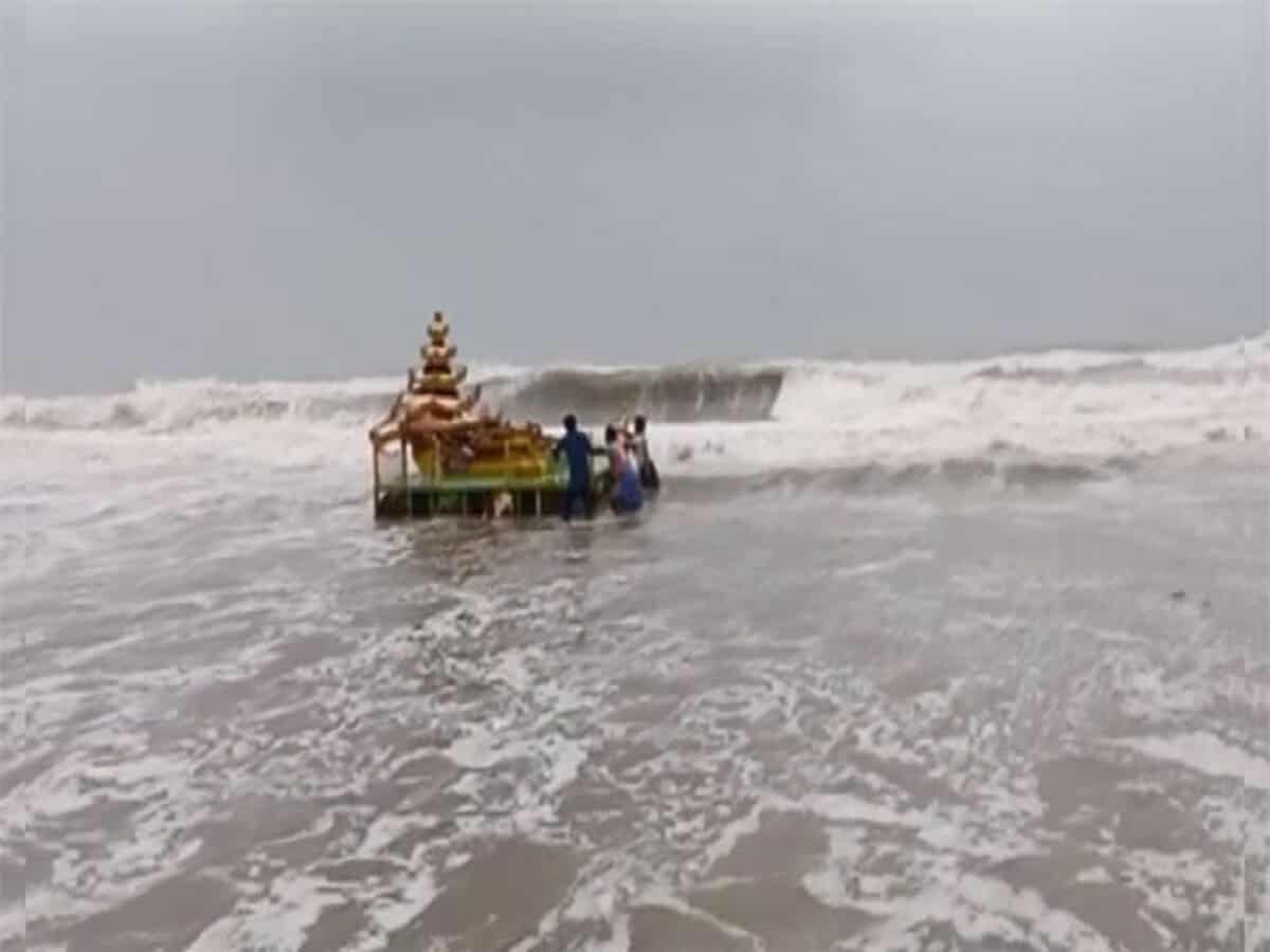 Chariot-like structure washes ashore in Andhra